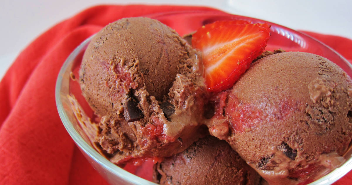 Raw Strawberry Chocolate Ice Cream